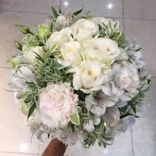 Người bán hoa có thể giúp bạn với các phụ kiện cưới