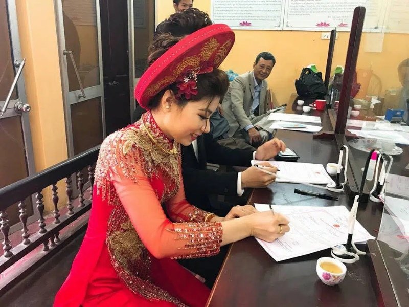 Mơ thấy đi đăng ký kết hôn bị ngã xe chốt ngay cặp 23 - 19.